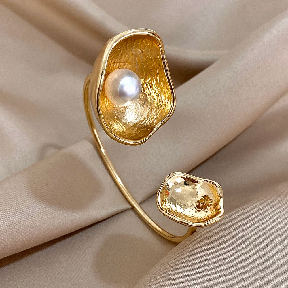 Greatera – Goldfarbener Edelstahl Armreif in filigranem Design